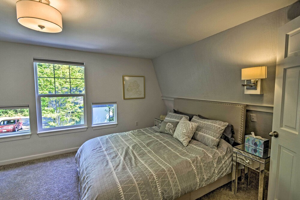 Quaint Lake Cushman Cottage w/ Private Access! view 5