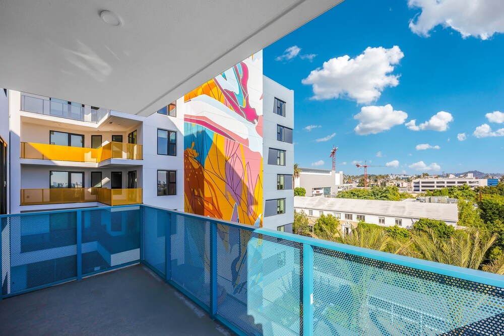 Luxury 2BR Hollywood Pool View by Oneluxstay