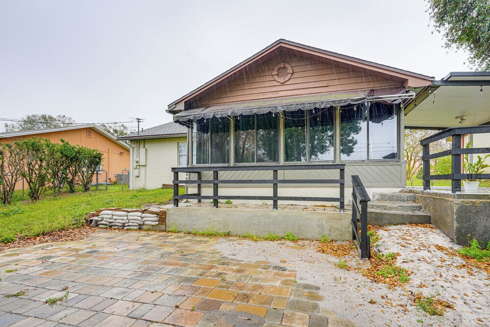 Explore & Relax: Chic & Cozy Retreat in Lakeland!