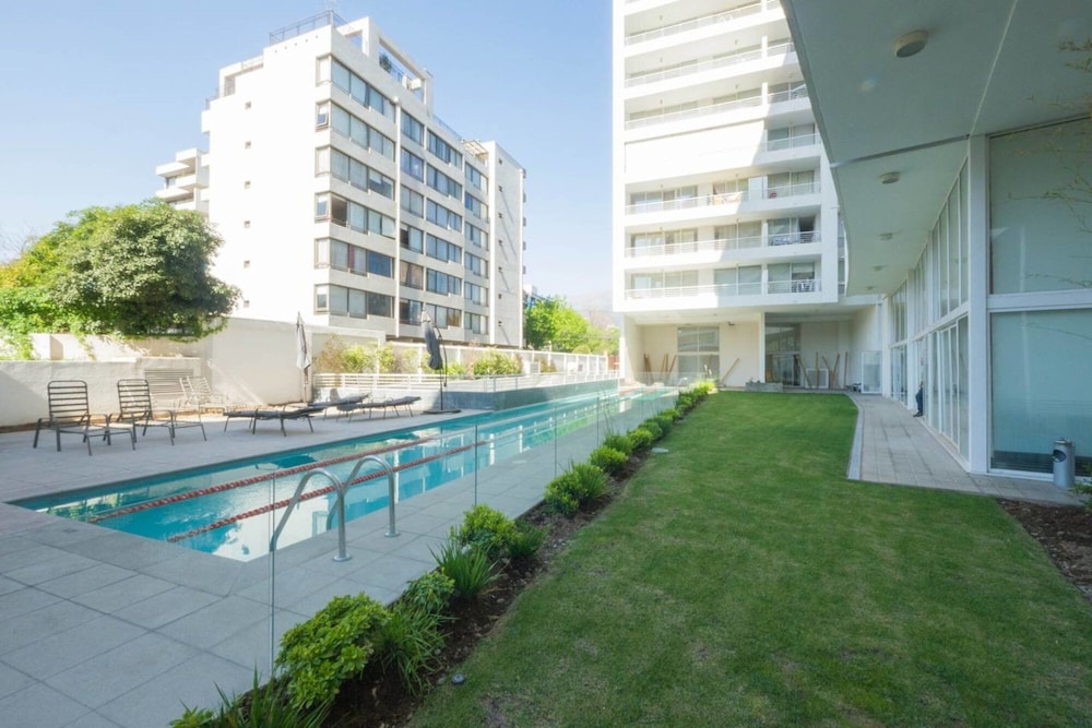 Modern Studio - w Pool Gym Steps Away From Metro