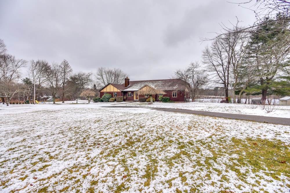 Bellingham Retreat w/ Fire Pit + Lake Access!