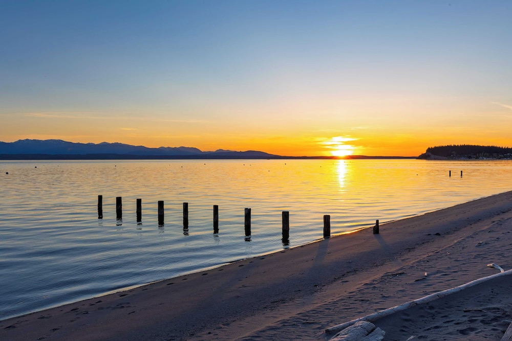 Cozy Whidbey Island Stay Steps on the Beach Fireplace, Bbq, Near Trails