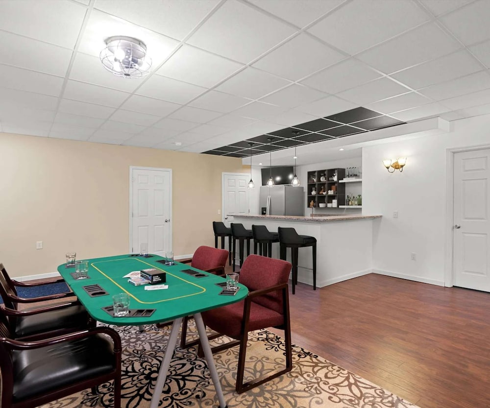Luxury Ann Arbor Stay Theater Gym Game Room Spa