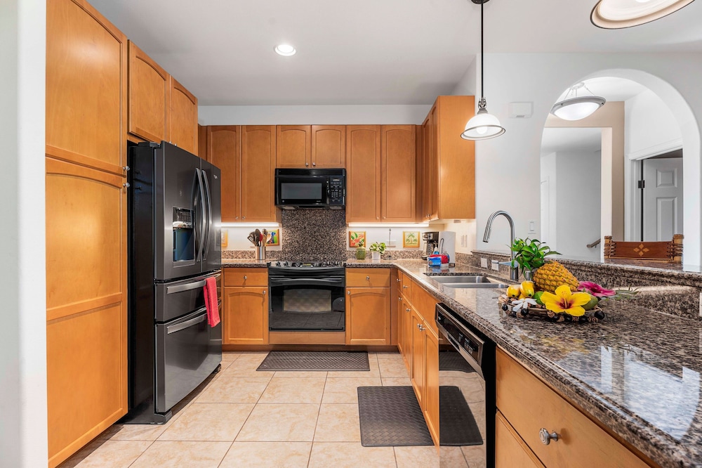Spacious Corner Unit - Central AC - Vrkcv
