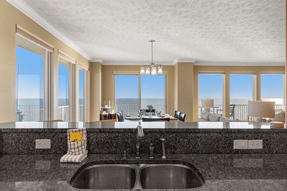 Treasure Tides3br Beachfront Corner Unit Sleeps 8 With Stunning Gulf Views!