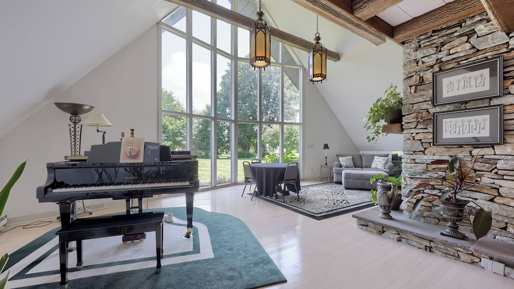 Twin Pine Manor Bed & Breakfast