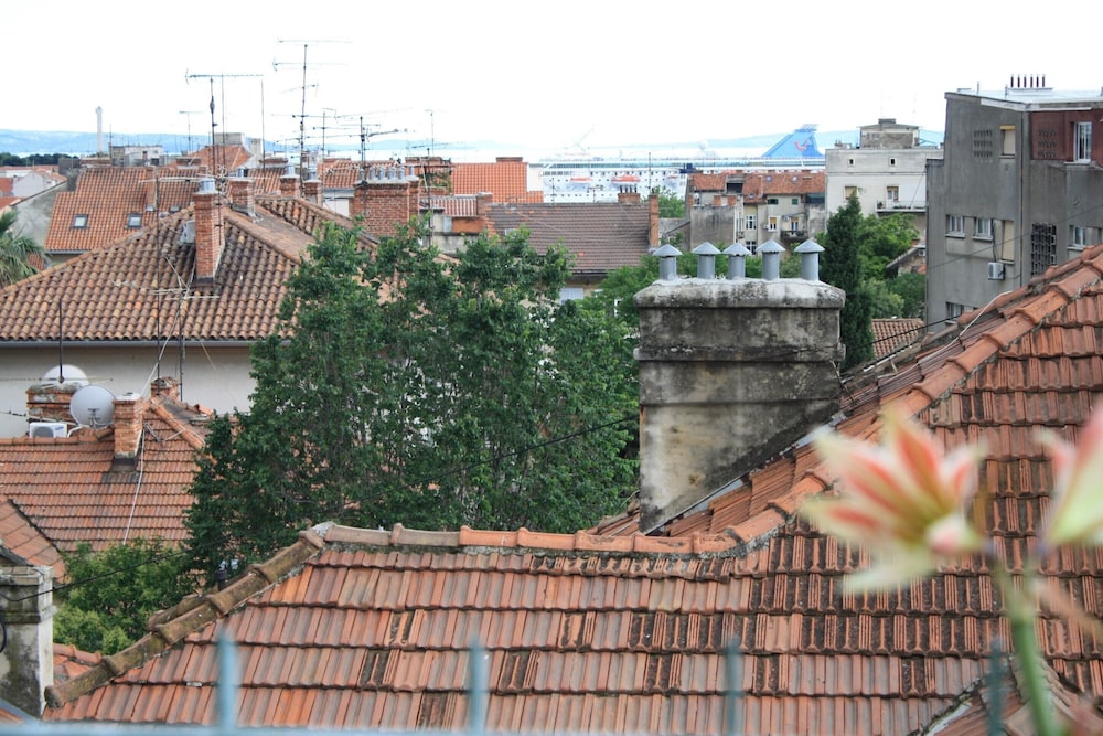 Big 80 m2 apt With Balcony in the Heart of Split view 3