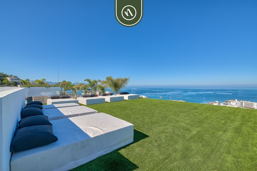 Two Story 2 BR Penthouse - Pool - Ocean View