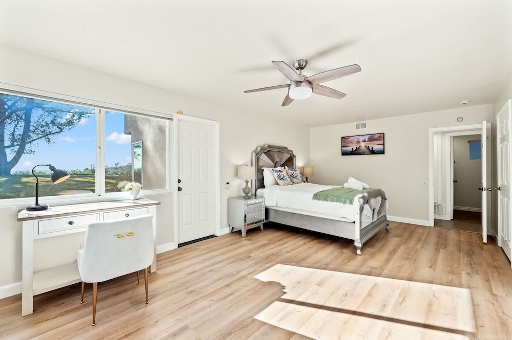Spacious Retreat With Scenic Mountain Views