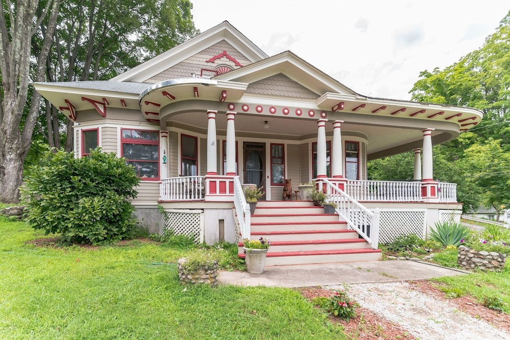 Spacious Victorian Home With Mountain Views And Lots Of Fun Extras!! 5 Bedroom Farmhouse by Redawning - Property Image 22