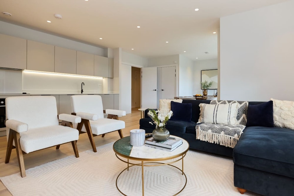 The Brondesbury Place - Bright 2bdr Flat With Balcony Parking