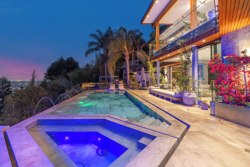 Villa Kaleida - Sleek Modern Sunset Villa With Eclectic Style & Infinity Pool
