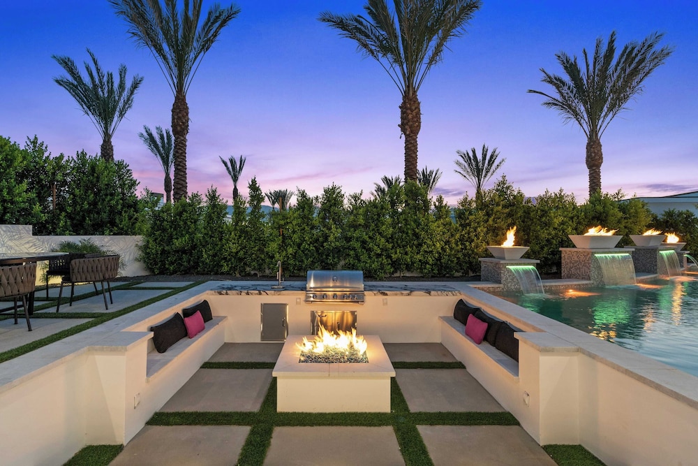 Sleeps 23 Pool, Hot Tub & Putting Green Minutes to Golf & Dining Bravo Villa #7 by Avantstay