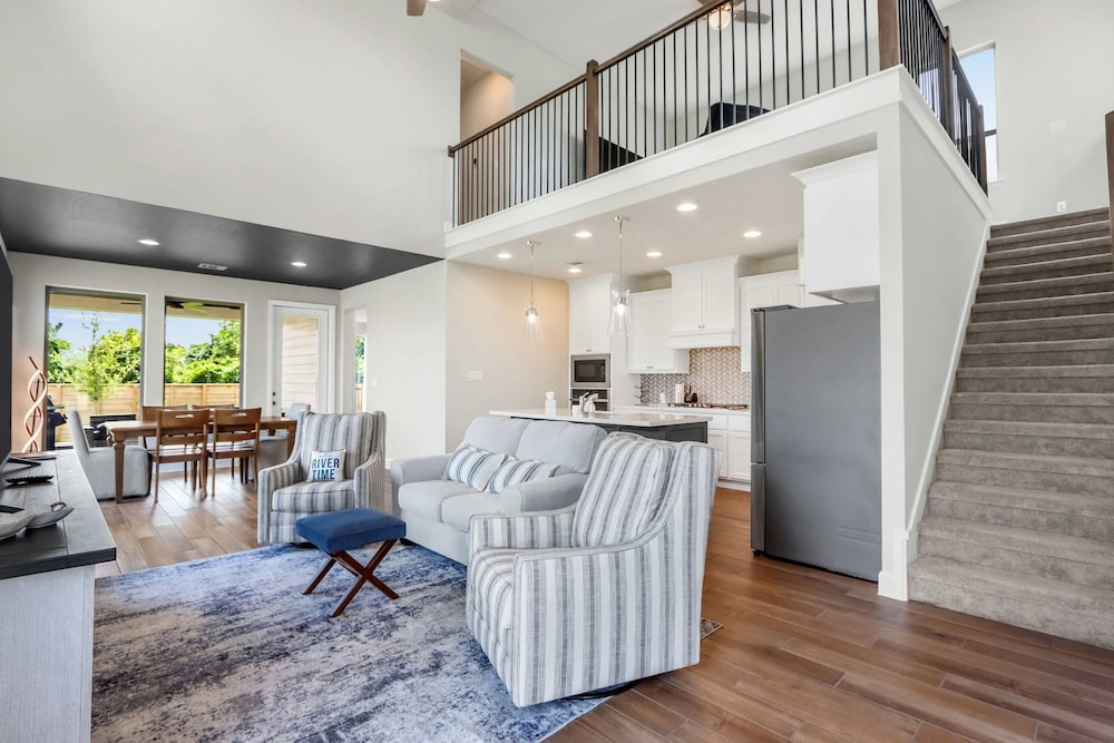 Dakota Cottage - Stay for 10