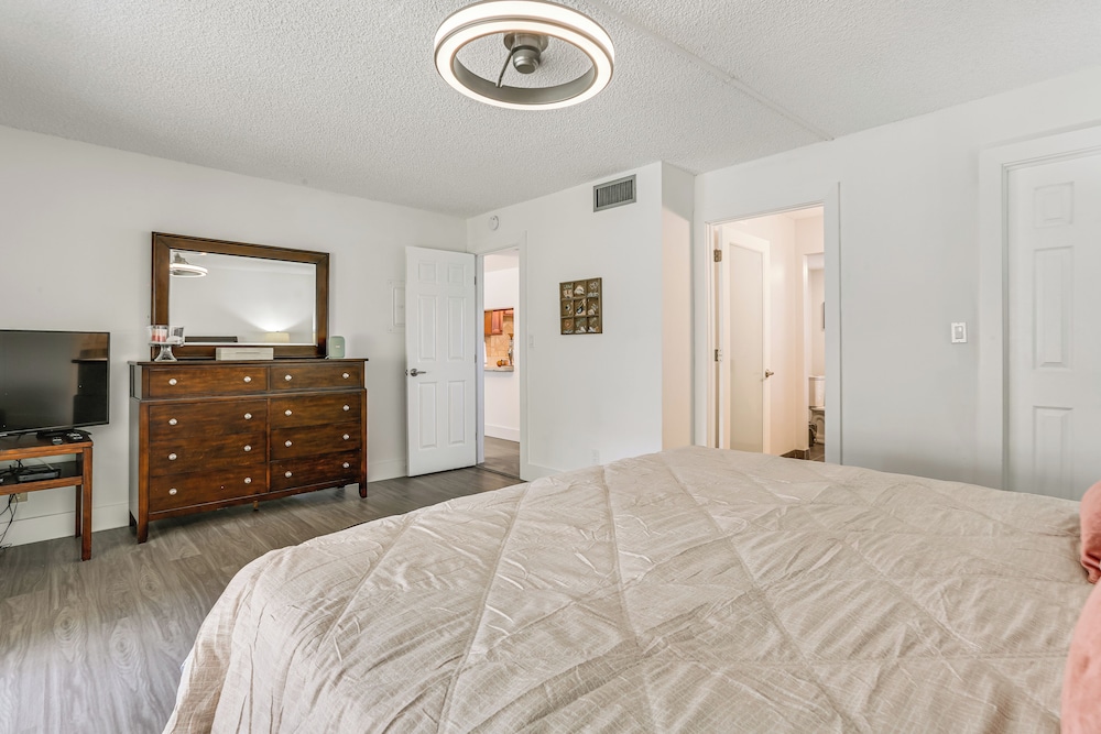 Golf Retreat w/ Pool Access: 3 Mi to Dtwn Naples