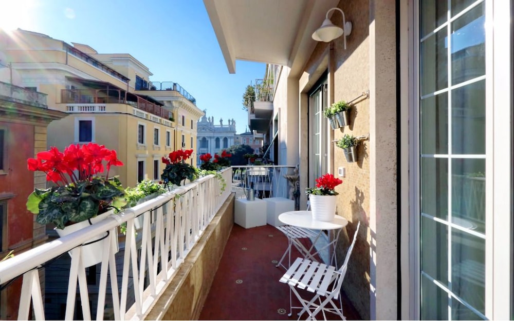 Elegant flat for 8 near Colosseum