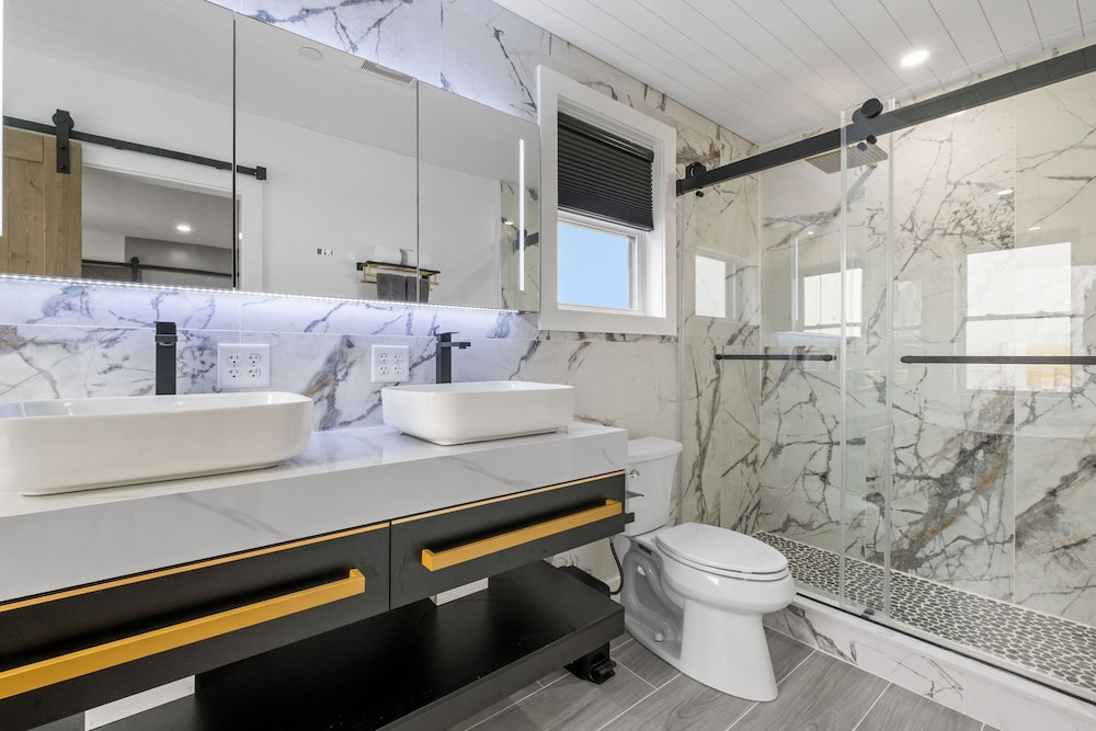 New Luxury 4 Bed Condo Perfect for Winter Rental