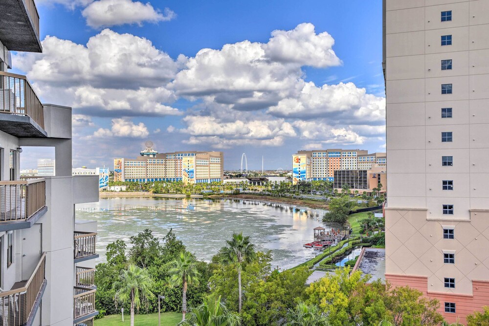 Orlando Condo w/ Balcony: 1.3 Miles to Universal!