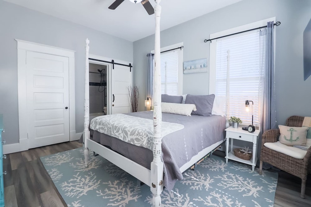 Vibrant Bungalow 2 Minutes to the Beach