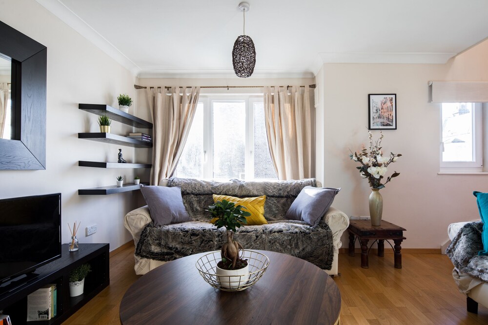 Spacious 2 Bed Apartment with Garden in Fulham