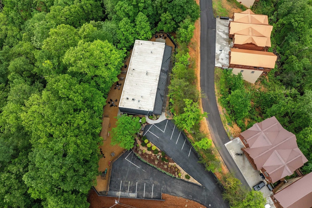 Sleeps 18 3 Suites at Firefly Mountain Lodge Indoor Pool, Hot Tub, Game Room, Firepits & Dining Spaces Just Minutes From Dollywood and Gatlinburg