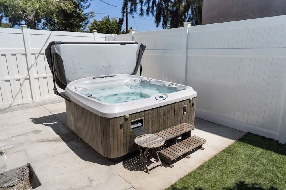 Remodeled 3BR House w Hot Tub Fenced Yard p58