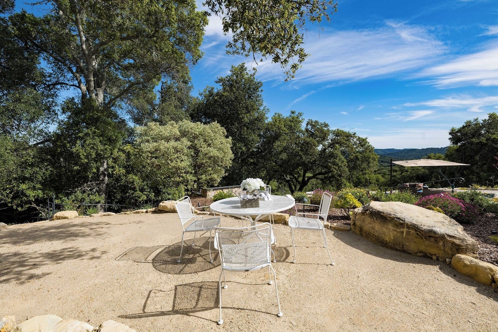 Rancho Robles by Avantstay Vineyard Villa w/ Views, Pool & Privacy