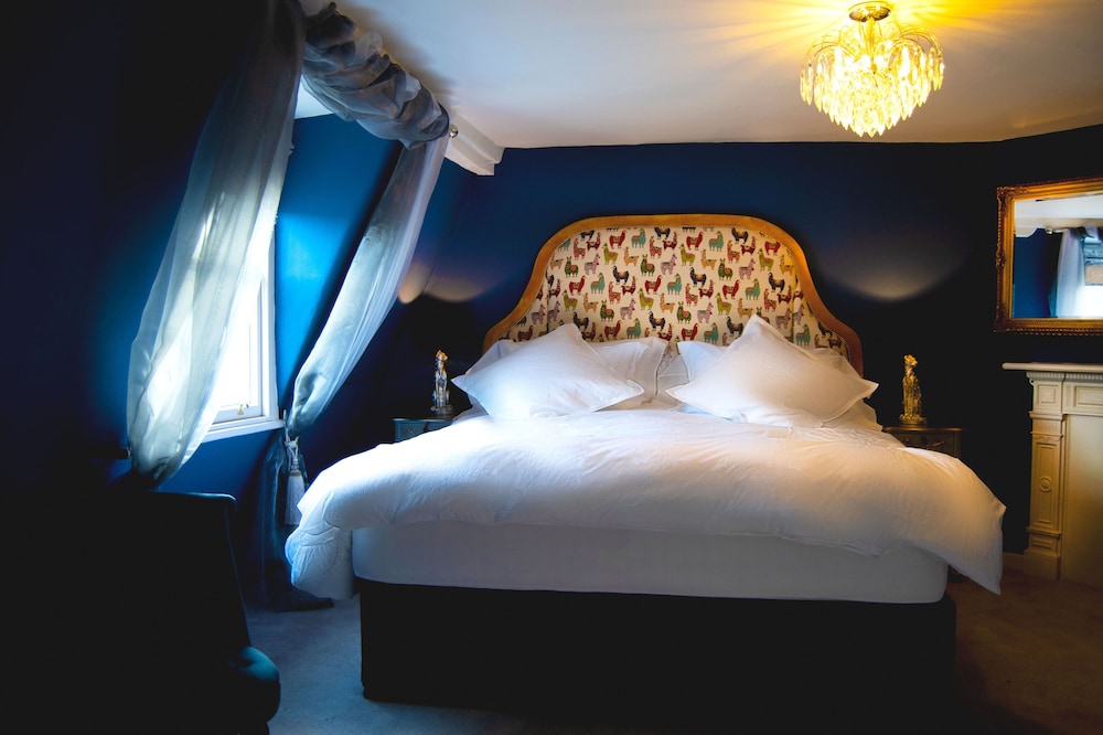 Impeccable 4-bed Apartment in Bath view 4