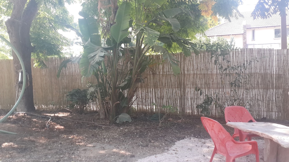 Nuriel Fruit & Guest House