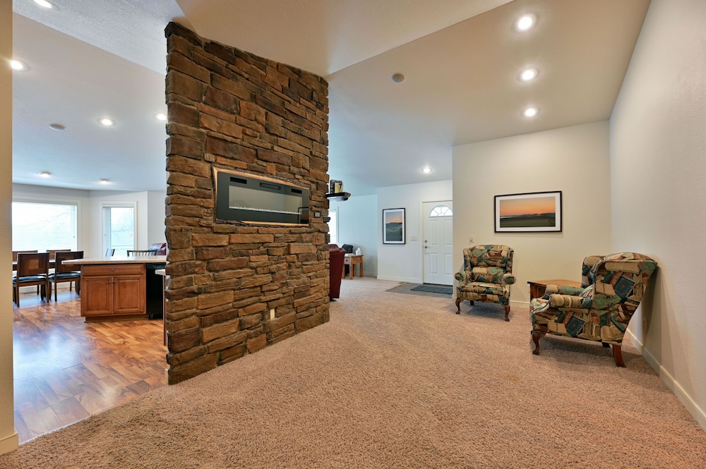Unit 701 5 Bd 3 Ba 5 Bedroom Condo by RedAwning