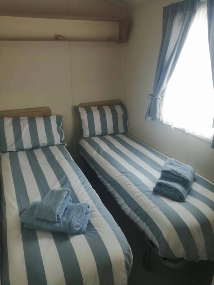 3 Bed Lodge - Sleeps 6 - Parking - Pets - Wifi