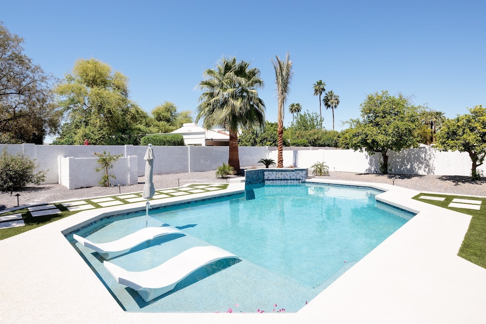 Luxe-paradise Palace-pool-spa-guest House & More!