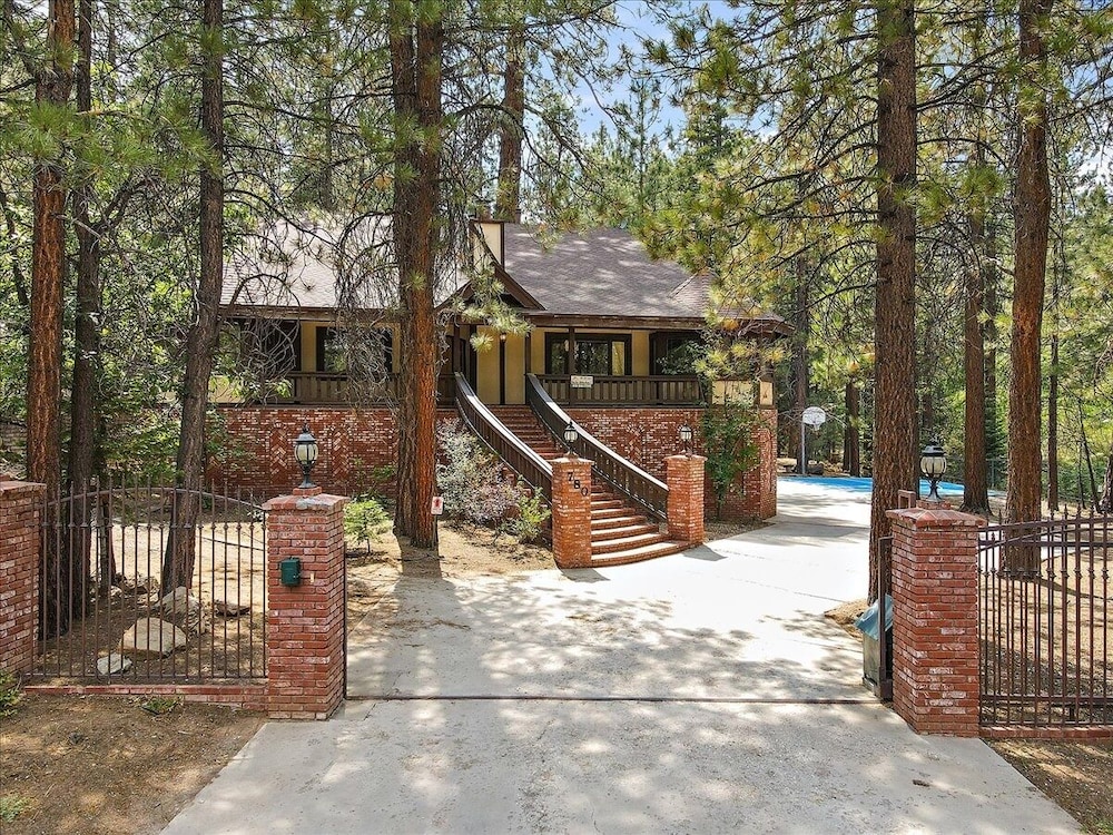 Summit Lodge 2 7 Bedroom Home by RedAwning view 5