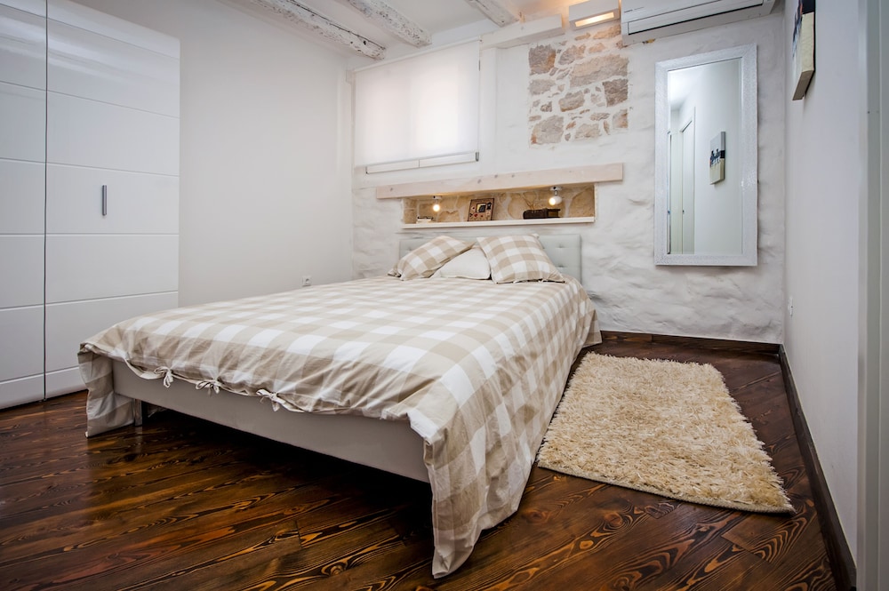 Pisinium Studios view 5