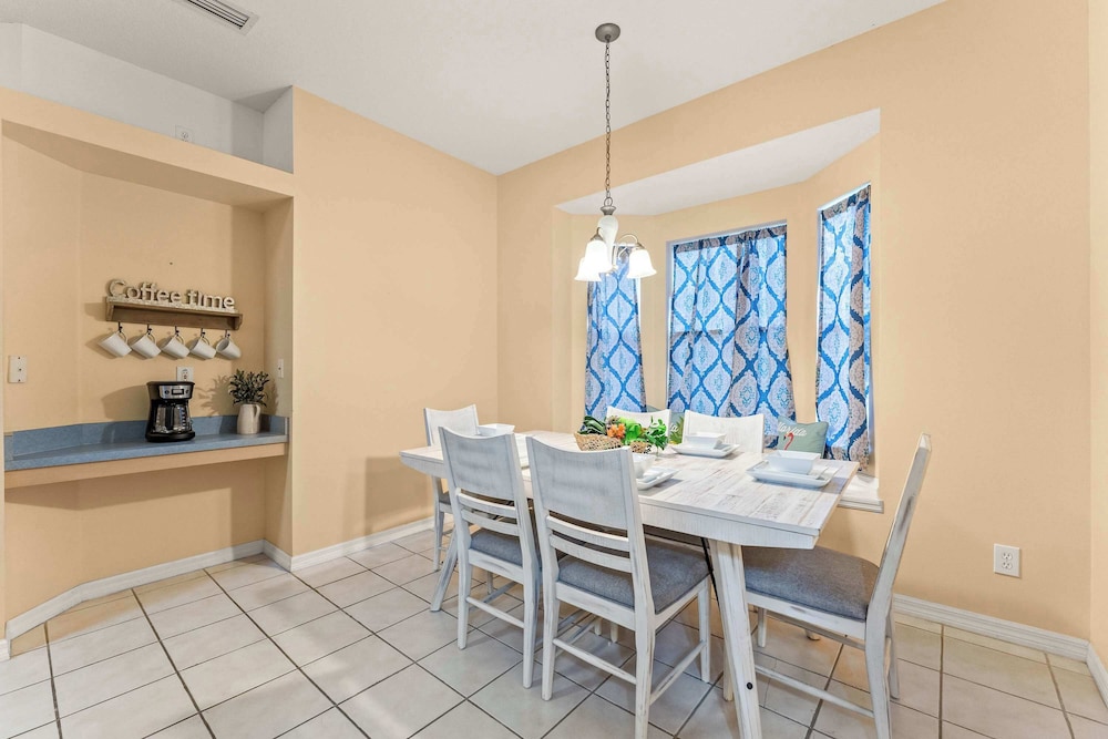 Poolside At Calabay - Home for 11 With Game Room, Pool & Hot Tub
