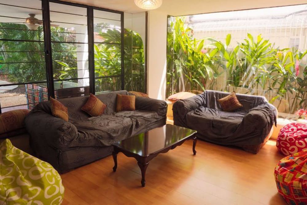 Los Mostros Hostel