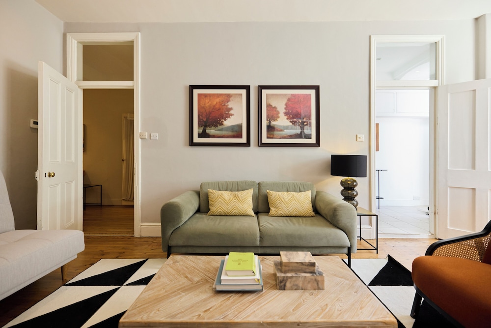 The West Kensington Hideout - Cozy 2bdr Flat With Garden