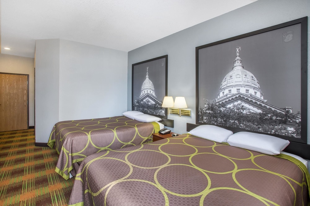 Super 8 by Wyndham Sweet Springs - Property Image 4