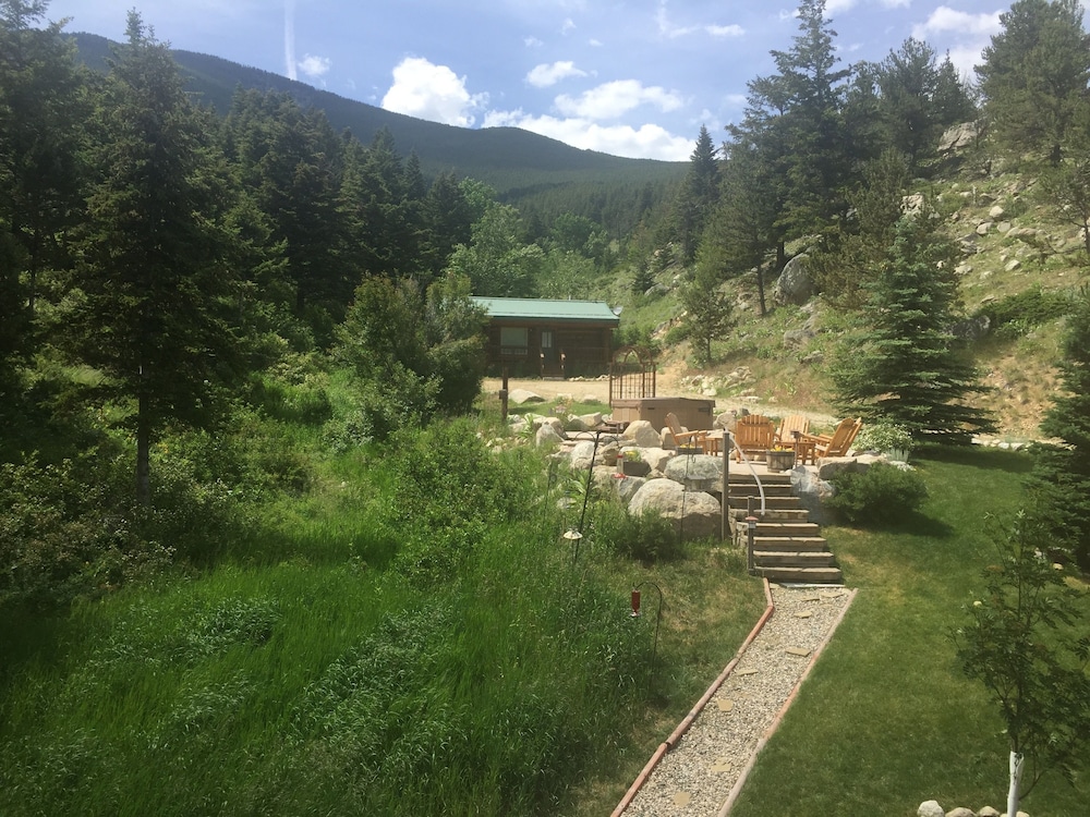 Two Bears Inn Bed & Breakfast