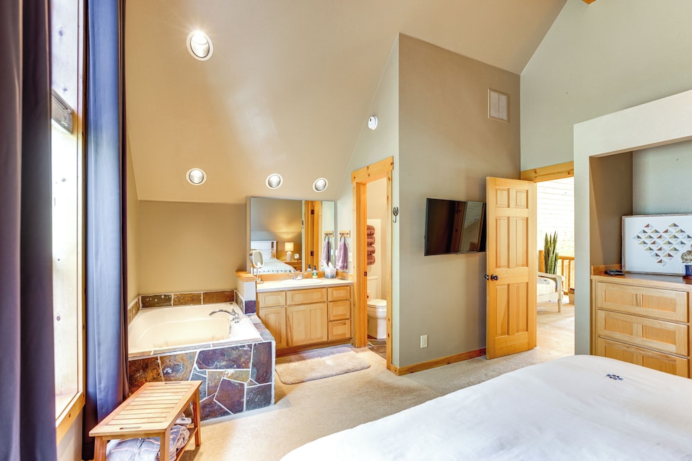 Hike, Fish & Ski: Redmond Escape w/ Hot Tub!