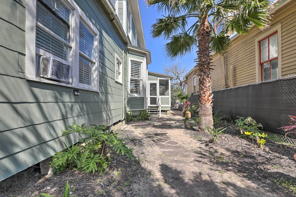 Historic Galveston Hideaway, Walk to the Beach!