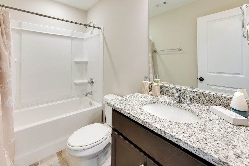 5 Mi to Auburn University: Sleek Townhome w/ Patio
