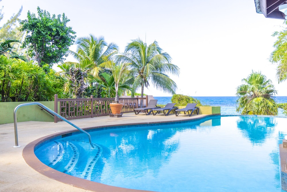 Hotel Crystal Cove Gems - Image 1