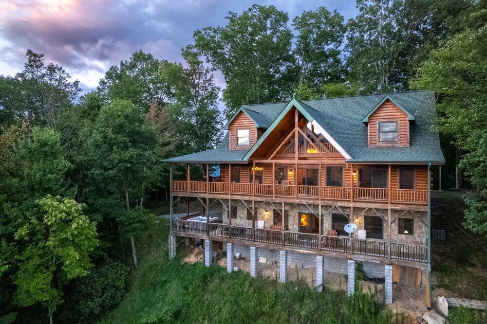 Luxury 4200 Sqft Log Cabin on 50 Acres Sleeps 16