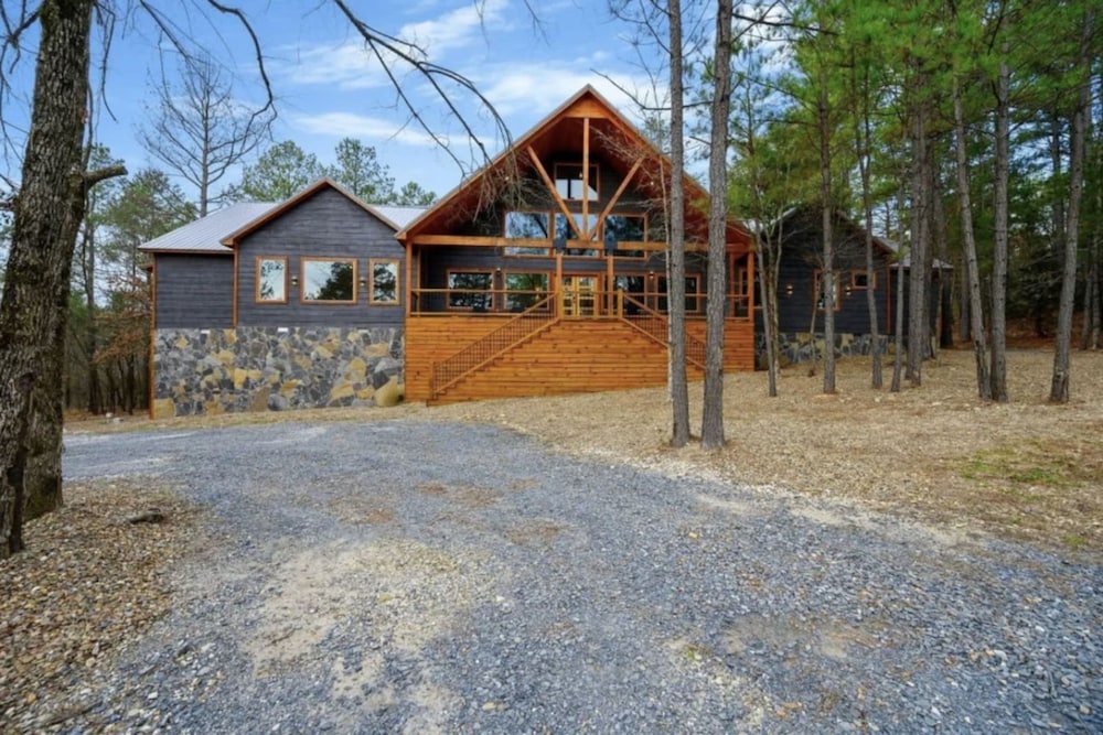 Whispering Winds Luxury Cabin in Hochatown
