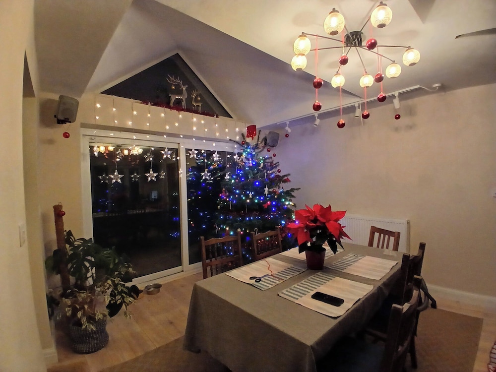 Cherry View House. 3-beds - Sleeps up to 8, Garden & Parking. Short Stays of all Types Welcome