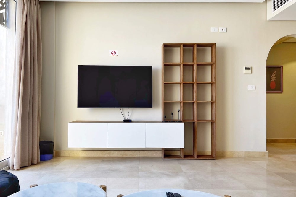 Xuru Stays I Exotic 1bdr w/ Outdoor Terrace Pool & Beach Access