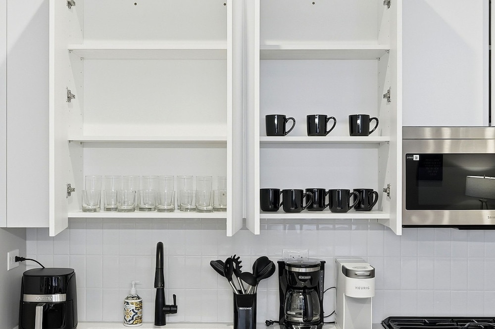 Comfy Condo - Gym Free Parking Modern Amenities