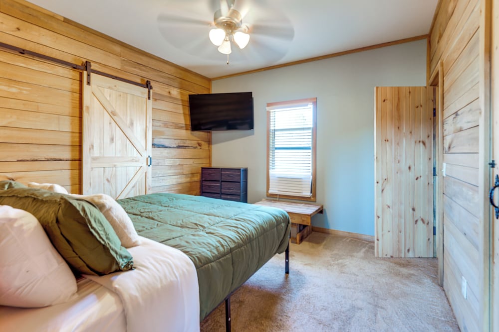 Peaceful Cabin w/ Mtn Views & Grill in Altoona!