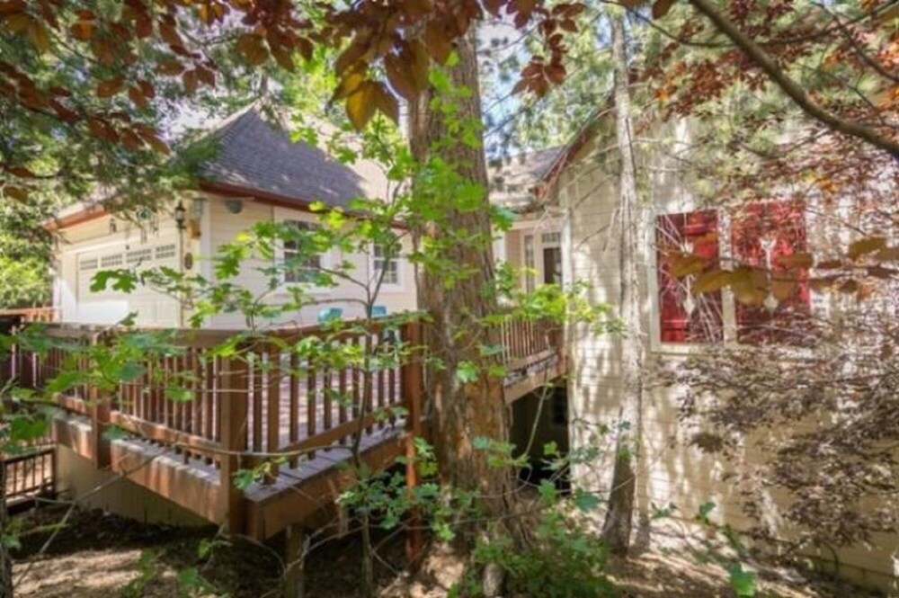 Light And Bright 3 Bedroom Home by RedAwning